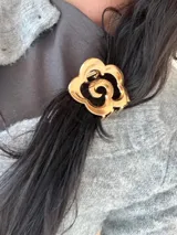 Pinza plateada para el pelo con forma de rosa. Fabricada en aleación.