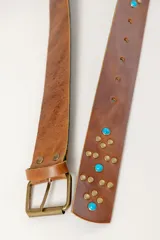 Cinturón marrón de cuero vacuno con hebilla metálica y apliques de tachas y turquesas.