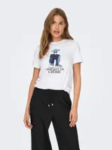 Camiseta blanca de algodón con cuello redondo y mangas cortas. Estampado frontal de una figura femenina con sombrero y texto en francés.