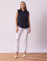 Blusa negra de gasa marca Tahari, con cuello a la base con solapa, abertura central con botones ocultos y detalle plisado en hombros.