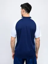 Remera polo de hombre con mangas cortas y cuello clásico. Diseño en color azul con mangas blancas y escudo del Club Nacional de Football bordado en el pecho.