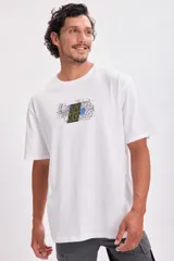 Remera blanca de algodón con estampado del logo de Star Wars y un diseño de droide astromecánico en azul y amarillo.