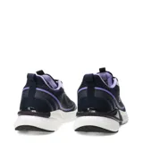 Championes Umbro modelo Vex, color azul marino con detalles en violeta claro y blanco. Presentan una capellada de malla transpirable, cordones planos y suela con diseño moderno.