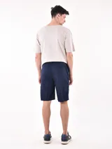 Bermuda de hombre color azul con cintura elastizada y cordón ajustable.