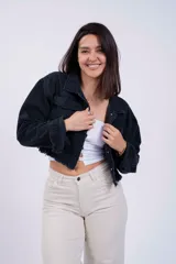 Campera de jean corta color negro con terminaciones desflecadas.