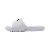 Chancletas Nike Victori One Slide color blanco con logo negro en la tira superior.