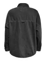 Camisa negra de manga larga con cuello clásico, cierre frontal con botones a presión y dos bolsillos de parche en el pecho.
