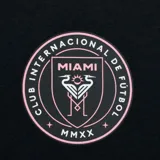 Remera negra de manga corta con el logo del Inter de Miami en el pecho y la palabra "Miami" en rosa.