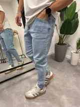 Pantalón de jean celeste claro, corte skinny con lycra.