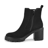 Bota corta color marrón de gamuza sintética, con elástico lateral, caña baja, taco ancho de madera y suela track.