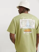 Camiseta verde oliva de manga corta y cuello redondo con calce holgado. Estampa en la espalda con impresión de goma de tacto suave con diseño de ventana con flores.