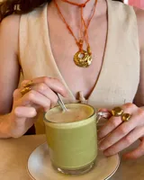 Anillo dorado con diseño irregular y macizo.