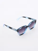 Lentes de sol con montura celeste marmolada y lentes degradé de gris a violeta.