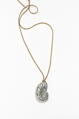 Collar con cordón marrón y dije de caracol plateado.
