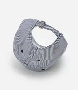 Gorra de béisbol con rayas verticales azules y blancas, bordado de ondas en el frente y visera curva.