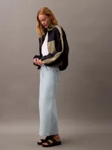 Falda larga de denim celeste, de corte recto y tiro alto.