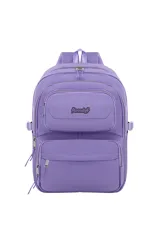 Mochila de tela color lila/lavanda, con dos bolsillos frontales con cierre y tiradores largos. Presenta un parche con la palabra "trendy" en el bolsillo superior.