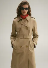 Trench coat azul marino con doble botonadura, cinturón ajustable, cuello de solapa, trabillas en los puños y abertura posterior en el bajo.