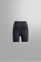 Mallas cortas de entrenamiento negras confeccionadas en tejido técnico y elástico en cuatro direcciones. Cuentan con cintura elástica ajustable con cordón interior, bolsillos laterales de fácil acceso y logo estampado en la espalda.