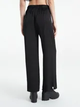 Pantalón color crema de viscosa con cintura elástica.