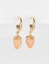 Aros dorados tipo argolla con dije colgante de frutilla color rosa y detalles dorados.