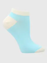 Calcetín corto de tejido liso, color celeste claro con detalles en color crema en el talón, puntera y borde superior.