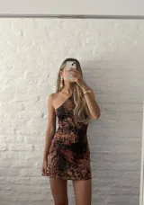 Vestido corto ajustado al cuerpo, con un solo hombro y estampado animal print en tonos marrones y negros.