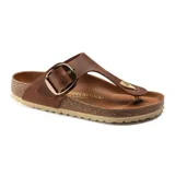 Sandalias Birkenstock modelo Gizeh Big Buckle, color marrón cuero, con hebilla grande dorada y plantilla anatómica de corcho y látex.