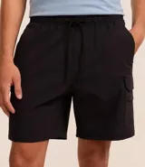 Bermuda masculina color marrón confeccionada en poliamida, con cintura elástica ajustable con cordón, sin estampa y con bolsillos cargo laterales. Marca Blue Steel.