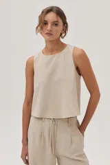 Top color beige, sin mangas y de corte recto.