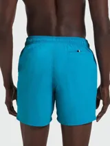Short de baño para hombre, color azul vibrante, con cintura elástica ajustable mediante cordón. Presenta el logo de BOSS estampado verticalmente en tono más claro en el lateral derecho.