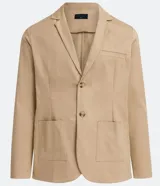 Blazer color beige de sarga, con cuello solapa, manga larga, doble abotonadura, bolsillos frontales y corte clásico.