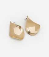 Aros colgantes grandes de metal dorado con forma de hoja ondulada.