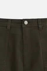 Pantalón cargo color verde oscuro, de corte relaxed fit, con bolsillos laterales con solapa y bolsillos traseros de vivo.