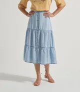 Pollera midi de liocel celeste, con corte evasé y tres niveles de volantes. Presenta abotonadura frontal completa y ruedo desflecado.