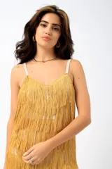 Vestido corto con flecos color mostaza y breteles finos.