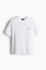 Remera blanca de corte holgado con estampado del logo de la banda Red Hot Chili Peppers en el pecho.