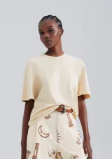 Remera marrón de manga corta con cuello redondo.