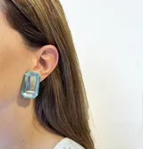 Caravanas de resina artesanal color aqua, con diseño rectangular y clip.