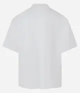 Remera negra de corte boxy, con cuello alto y mangas cortas. Estampa frontal con la palabra "disaster" en tipografía gótica.