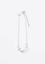 Pulsera de plata 925 con cadena fina y cinco dijes de estrella pequeños engarzados en la parte central. Incluye cierre de mosquetón y cadena de extensión.