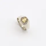 Anillo plateado con forma de sello hexagonal y aplique de abeja dorada en el centro.