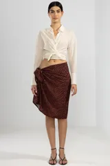 Camisa color crema de manga larga con lazo en la cintura y botones nacarados.