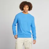 Sweater celeste de punto con cuello redondo y mangas largas.