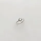 Anillo solitario de plata 925 con circonia engarzada en 6 puntas.