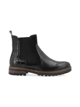 Botín de caña corta color negro, de origen europeo, con combinación de materiales: cuero croco, cuero snake y cuero nobuk. Presenta elásticos laterales al tono y forro de pelo sintético.