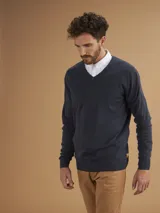 Sweater de punto color marino, con cuello en V y diseño clásico.