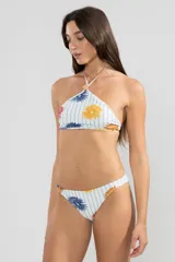 Bottom de bikini blanco con rayas verticales celestes y estampado de flores rojas, amarillas y azules. Tiene cobertura media y detalle de charm floral dorado en la cadera derecha.