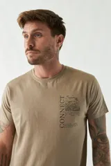 Remera negra de algodón con estampado en el frente y la palabra "CONNECT" estampada verticalmente en blanco en el lateral izquierdo.