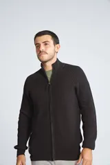 Campera tejida para hombre color bordó, con cierre frontal completo, cuello alto y logo bordado en el pecho. Corte regular.